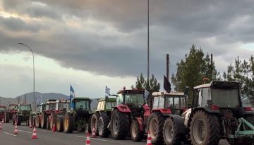Μπλόκα αγροτών: Έκλεισαν την Εθνική οδό στη Θήβα – «Θα μείνουμε εδώ μέχρι να δικαιωθούμε»