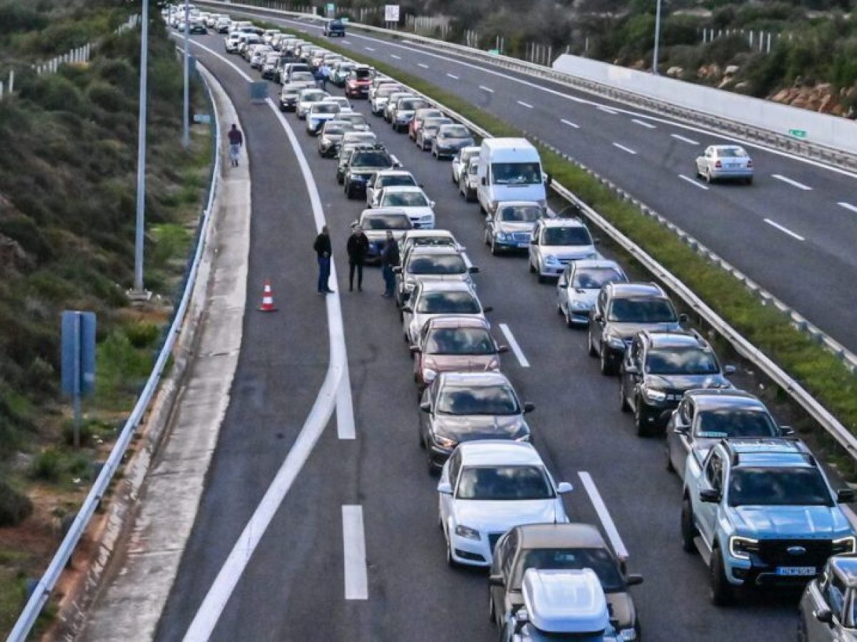 Μπλόκα αγροτών: Με μεγάλη ταλαιπωρία η επιστροφή των εκδρομέων στην Αθήνα – Ουρές χιλιομέτρων στον κόμβο των Βαγίων, προβ