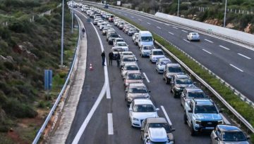 Μπλόκα αγροτών: Με μεγάλη ταλαιπωρία η επιστροφή των εκδρομέων στην Αθήνα – Ουρές χιλιομέτρων στον κόμβο των Βαγίων, προβ