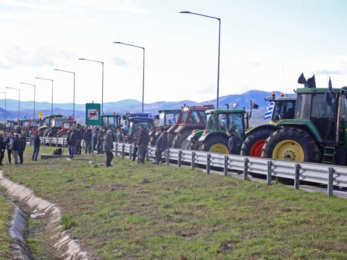 Χαλαρώνουν τα μπλόκα οι αγρότες ενόψει της συνάντησης της Τρίτης – Άνοιξαν Τέμπη και γέφυρα Χαλκίδας