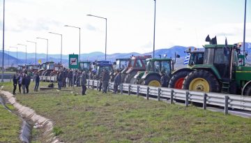 Χαλαρώνουν τα μπλόκα οι αγρότες ενόψει της συνάντησης της Τρίτης – Άνοιξαν Τέμπη και γέφυρα Χαλκίδας
