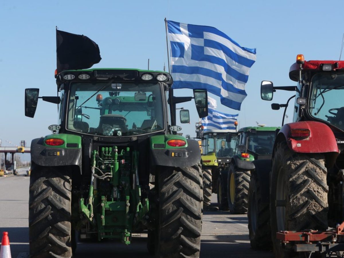 «Δεν φεύγουμε με σκυμμένο κεφάλι»: Αποχωρούν οι αγρότες από τα μπλόκα