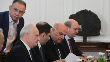 Εκτός κάδρου το αγροτικό πρόβλημα με το γαϊτανάκι κυβέρνησης και μπλόκων