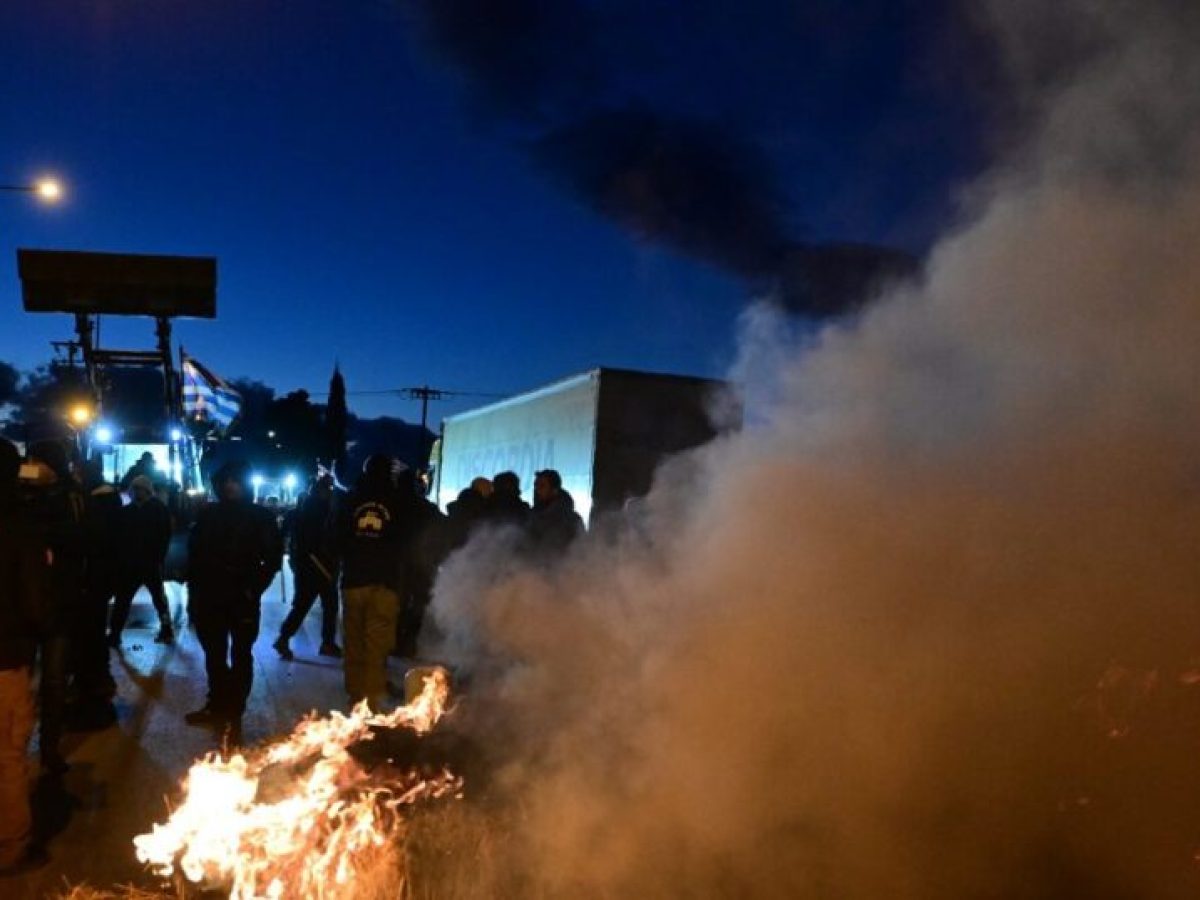 Ένταση στο μπλόκο των αγροτών στη Θήβα – Έχουν βάλει φωτιά σε δέματα από άχυρο
