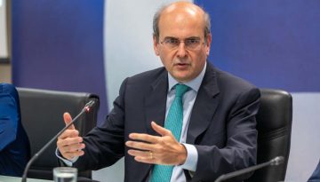 Επτά απαντήσεις και μια αμφίσημη συγγνώμη  προς τους αγρότες από τον Χατζηδάκη, βάζει θεμέλια για διάλογο