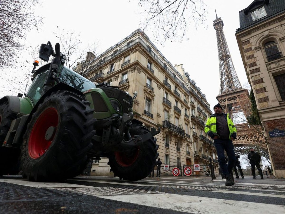 Γαλλία: Στο Παρίσι με τρακτέρ οι αγρότες ενάντια στη Mercosur