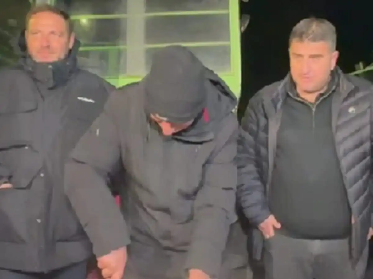 &Omicron;&iota; &alpha;&gamma;&rho;ό&tau;&epsilon;&sigmaf; έ&kappa;&alpha;&nu;&alpha;&nu; &rho;&epsilon;&beta;&epsilon;&gamma;&iota;ό&nu; &sigma;&tau;&omicron; &mu;&pi;&lambda;ό&kappa;&omicron; &tau;&eta;&sigmaf; &Nu;ί&kappa;&alpha;&iota;&alpha;&sigmaf;: Έ&kappa;&omicron;&psi;&alpha;&nu; &tau;&eta; &beta;&alpha;&sigma;&iota;&lambda;ό&pi;&iota;&tau;&alpha; &pi;ά&nu;&omega; &sigma;&tau;&omicron; &tau;&rho;&alpha;&kappa;&tau;έ&rho; &ndash; &laquo;&Delta;&epsilon;&nu; &kappa;ά&nu;&omicron;&upsilon;&mu;&epsilon; &beta;ή&mu;&alpha; &pi;ί&sigma;&omega;&raquo;
