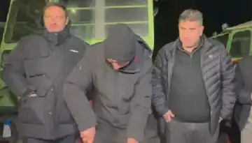 &Omicron;&iota; &alpha;&gamma;&rho;ό&tau;&epsilon;&sigmaf; έ&kappa;&alpha;&nu;&alpha;&nu; &rho;&epsilon;&beta;&epsilon;&gamma;&iota;ό&nu; &sigma;&tau;&omicron; &mu;&pi;&lambda;ό&kappa;&omicron; &tau;&eta;&sigmaf; &Nu;ί&kappa;&alpha;&iota;&alpha;&sigmaf;: Έ&kappa;&omicron;&psi;&alpha;&nu; &tau;&eta; &beta;&alpha;&sigma;&iota;&lambda;ό&pi;&iota;&tau;&alpha; &pi;ά&nu;&omega; &sigma;&tau;&omicron; &tau;&rho;&alpha;&kappa;&tau;έ&rho; &ndash; &laquo;&Delta;&epsilon;&nu; &kappa;ά&nu;&omicron;&upsilon;&mu;&epsilon; &beta;ή&mu;&alpha; &pi;ί&sigma;&omega;&raquo;