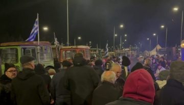 Οι αγρότες κάνουν ρεβεγιόν στα μπλόκα: Πρωτοχρονιά με σούβλες, ζεστό κρασί και ζωντανή μουσική – Εντυπωσιακές εικόνες από