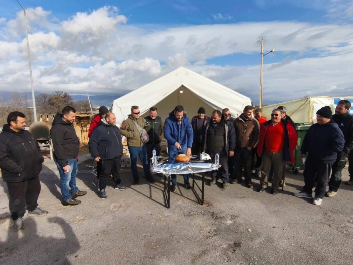 Οι αγρότες της Ροδόπης έκοψαν την βασιλόπιτά τους στο μπλόκο της Εγνατίας