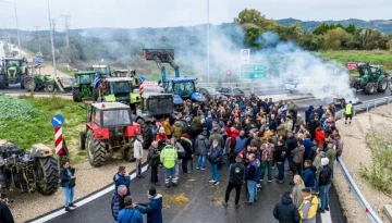 Οι αγρότες των Τρικάλων και της Καρδίτσας παραμένουν  στα μπλόκα του Ε65