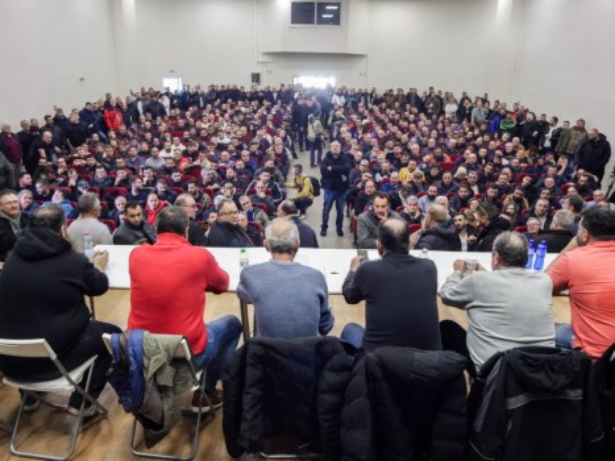 «Η κυβέρνηση υπονομεύει την κουβέντα» καταγγέλλουν οι αγρότες – Εμπλοκή λίγο πριν τη συνάντηση με Μητσοτάκη