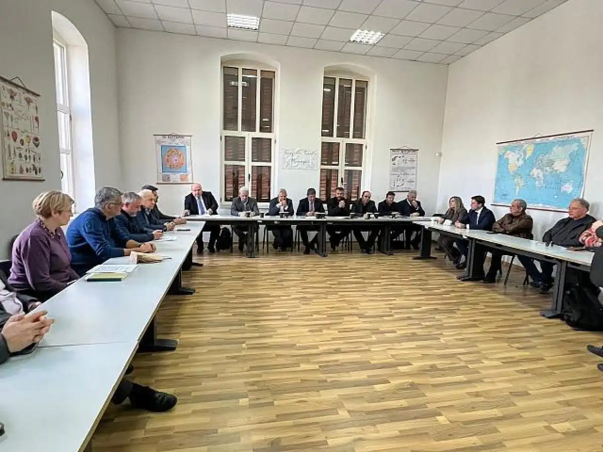 &Eta; &pi;&alpha;&nu;ή&gamma;&upsilon;&rho;&iota;&sigmaf; &tau;&epsilon;&lambda;&epsilon;ί&omega;&sigma;&epsilon; &ndash; &eta; &epsilon;&upsilon;&theta;ύ&nu;&eta; &alpha;&kappa;ό&mu;&eta; &alpha;&gamma;&nu;&omicron;&epsilon;ί&tau;&alpha;&iota;
