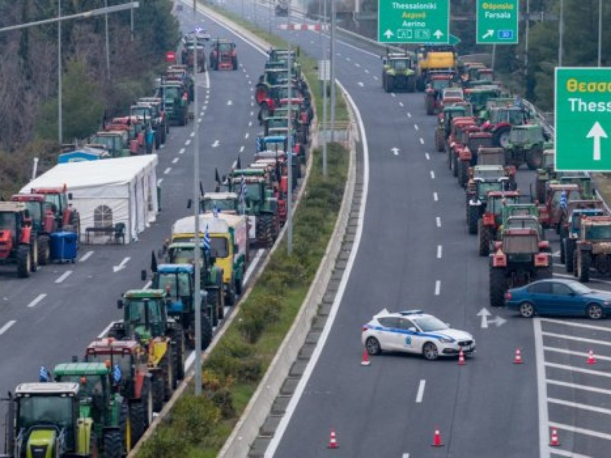«Είμαστε χιλιάδες, δεν εκφοβιζόμαστε»: Οι αγρότες απαντούν αγωνιστικά στο τελεσίγραφο και τις απειλές της κυβέρνησης
