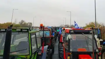 &Mu;έ&Rho;&Alpha;25: &Gamma;&iota;&alpha;&tau;ί &sigma;&upsilon;&nu;&epsilon;&chi;ί&zeta;&omicron;&nu;&tau;&alpha;&iota; &omicron;&iota; &alpha;&gamma;&rho;&omicron;&tau;&iota;&kappa;έ&sigmaf; &kappa;&iota;&nu;&eta;&tau;&omicron;&pi;&omicron;&iota;ή&sigma;&epsilon;&iota;&sigmaf;;
