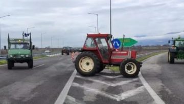 Μετά από ,σχεδόν 2 μήνες στο μπλόκο της Εγνατίας ,αποχώρησαν οι αγρότες της Ροδόπης (web tv)