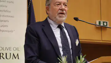 &Omicron; &Gamma;&iota;ώ&rho;&gamma;&omicron;&sigmaf; &Omicron;&iota;&kappa;&omicron;&nu;ό&mu;&omicron;&upsilon; &alpha;&pi;&omicron;&chi;&omega;&rho;&epsilon;ί &alpha;&pi;ό &tau;&omicron;&nu; &Sigma;&Epsilon;&Beta;&Iota;&Tau;&Epsilon;&Lambda;