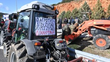 Ποιοι είναι οι άνθρωποι πίσω από τα τρακτέρ: Μειώνονται σε αριθμό, «γκριζάρουν» σε ηλικία οι Έλληνες αγρότες