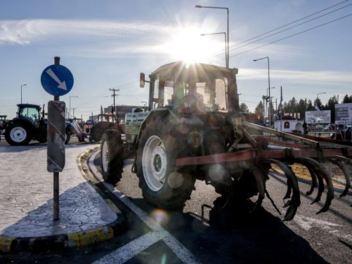 Προς κλιμάκωση οι αγρότες – Σκληρό μπρα ντε φερ με την κυβέρνηση που μοιράζει «τυράκια» και εξαπολύει απειλές