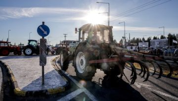 Προς κλιμάκωση οι αγρότες – Σκληρό μπρα ντε φερ με την κυβέρνηση που μοιράζει «τυράκια» και εξαπολύει απειλές