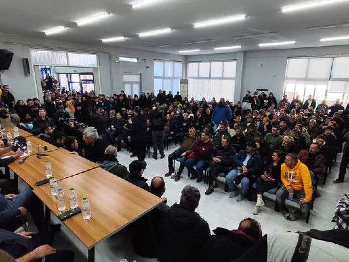 Πρόσκληση για συνάντηση με τον πρωθυπουργό με 25 + 5 αγρότες δέχθηκαν οι αγρότες της ΠΕΜ – Σε εξέλιξη οι αποφάσεις στον Π