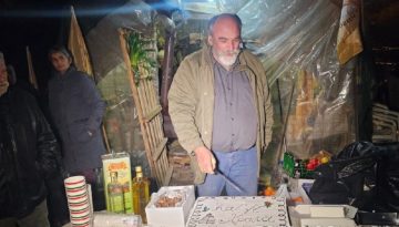 Πρωτοχρονιά στα μπλόκα έκαναν οι αγρότες στα Χανιά: Έκοψαν βασιλόπιτα στα Μεγάλα Χωράφια