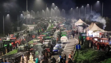 Πρωτοχρονιά στα μπλόκα Τρικαλινοί και Καρδιτσιώτες αγρότες