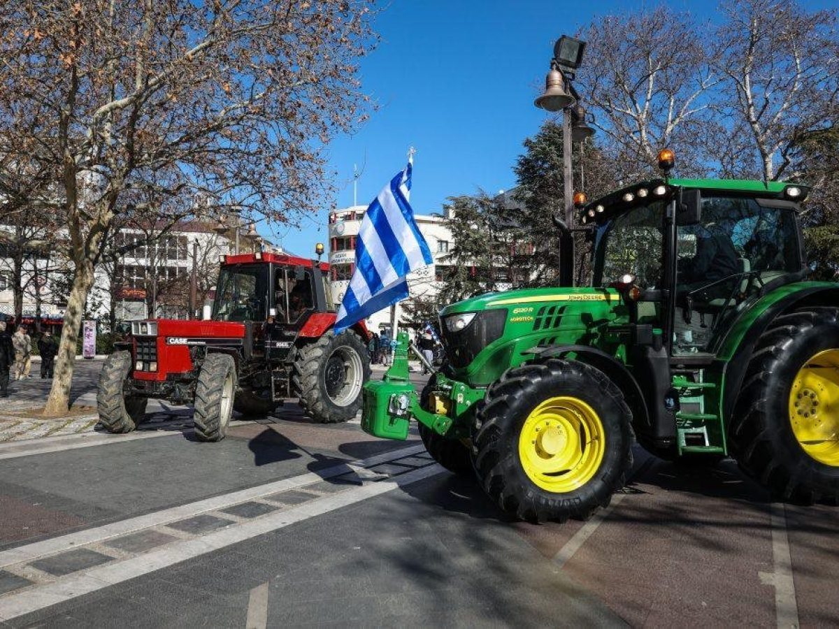 Σε πορεία με τρακτέρ προχωρούν αγρότες στα Χανιά, αποχωρούν από το μπλόκο στα Μεγάλα Χωράφια