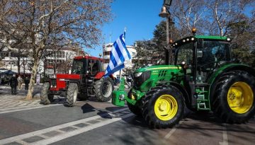 Σε πορεία με τρακτέρ προχωρούν αγρότες στα Χανιά, αποχωρούν από το μπλόκο στα Μεγάλα Χωράφια