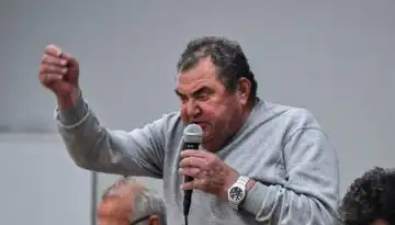 &Sigma;&upsilon;&nu;ά&nu;&tau;&eta;&sigma;&eta; &Mu;&eta;&tau;&sigma;&omicron;&tau;ά&kappa;&eta; &mu;&epsilon; &alpha;&gamma;&rho;ό&tau;&epsilon;&sigmaf;: Persona non grata &omicron; &Kappa;ώ&sigma;&tau;&alpha;&sigmaf; &Alpha;&nu;&epsilon;&sigma;&tau;ί&delta;&eta;&sigmaf; &ndash; &Tau;&iota; &lambda;έ&epsilon;&iota; &eta; &kappa;&upsilon;&beta;έ&rho;&nu;&eta;&sigma;&eta;