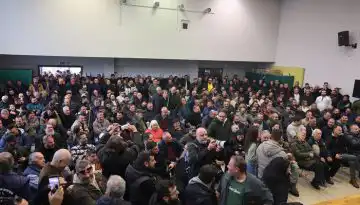 &Sigma;&upsilon;&nu;&epsilon;&chi;ί&zeta;&omicron;&upsilon;&nu; &omicron;&iota; &alpha;&gamma;&rho;ό&tau;&epsilon;&sigmaf; &tau;&alpha; &mu;&pi;&lambda;ό&kappa;&alpha;, &kappa;&lambda;&iota;&mu;&alpha;&kappa;ώ&nu;&omicron;&upsilon;&nu; &tau;&omicron;&nu; &alpha;&gamma;ώ&nu;&alpha;, &alpha;&pi;&omicron;&phi;ά&sigma;&iota;&sigma;&alpha;&nu; &alpha;&pi;ό &tau;&alpha; &Mu;ά&lambda;&gamma;&alpha;&rho;&alpha;