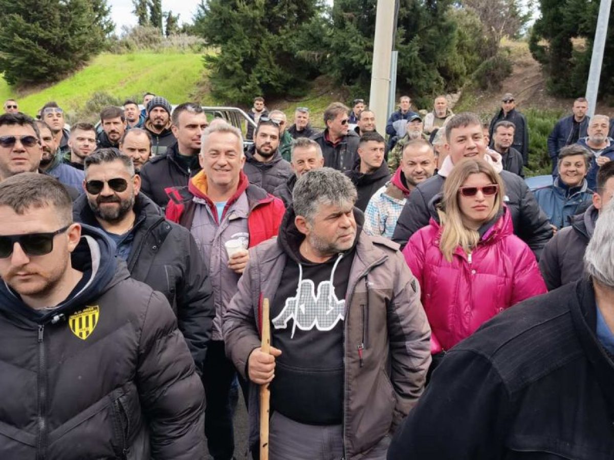 Στα «κάγκελα» βρίσκονται οι αγρότες ενόψει της πανελλαδικής σύσκεψης που θα γίνει αύριο Σάββατο στη Νίκαια της Λάρισας,