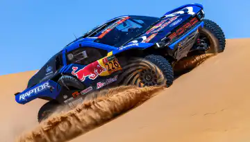 &Tau;&omicron; Ford Raptor T1+ &laquo;&zeta;&omega;&gamma;&rho;&alpha;&phi;ί&zeta;&epsilon;&iota;&raquo; &sigma;&tau;&omicron;&upsilon;&sigmaf; &alpha;&mu;&mu;ό&lambda;&omicron;&phi;&omicron;&upsilon;&sigmaf; &tau;&omicron;&upsilon; Dakar Rally