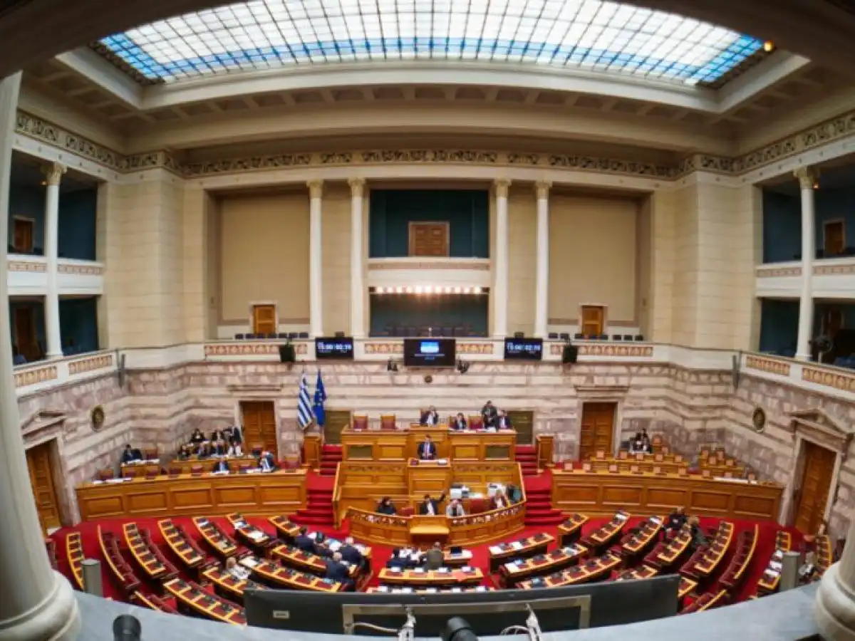 &Beta;&omicron;&upsilon;&lambda;ή: &laquo;&Sigma;&phi;ά&chi;&tau;&eta;&kappa;&alpha;&nu;&raquo; &gamma;&iota;&alpha; Έ&nu;&omicron;&pi;&lambda;&epsilon;&sigmaf; &Delta;&upsilon;&nu;ά&mu;&epsilon;&iota;&sigmaf;, &alpha;&gamma;&rho;ό&tau;&epsilon;&sigmaf; &kappa;&alpha;&iota; &Beta;&epsilon;&nu;&epsilon;&zeta;&omicron;&upsilon;έ&lambda;&alpha;