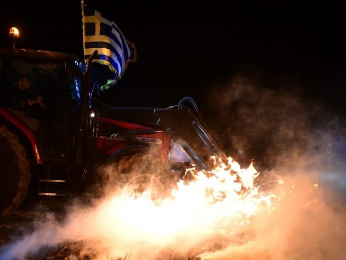 Άνοιξε η παλιά εθνική οδός Θήβας – Λιβαδειάς: Αποχωρούν τα τρακτέρ