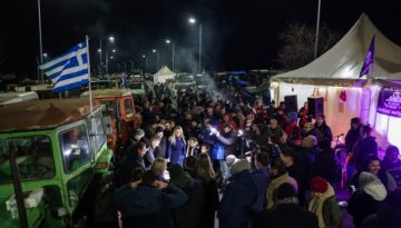 Αγωνιστικό «ρεβεγιόν» στα μπλόκα για τους αγρότες, ανυποχώρητοι απέναντι στην κυβέρνηση