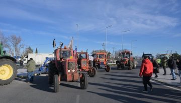 «Αγριεμένο» το μπλόκο Νίκαιας: Έκλεισαν την παλαιά εθνική οδό Λάρισας με τρακτέρ οι αγρότες