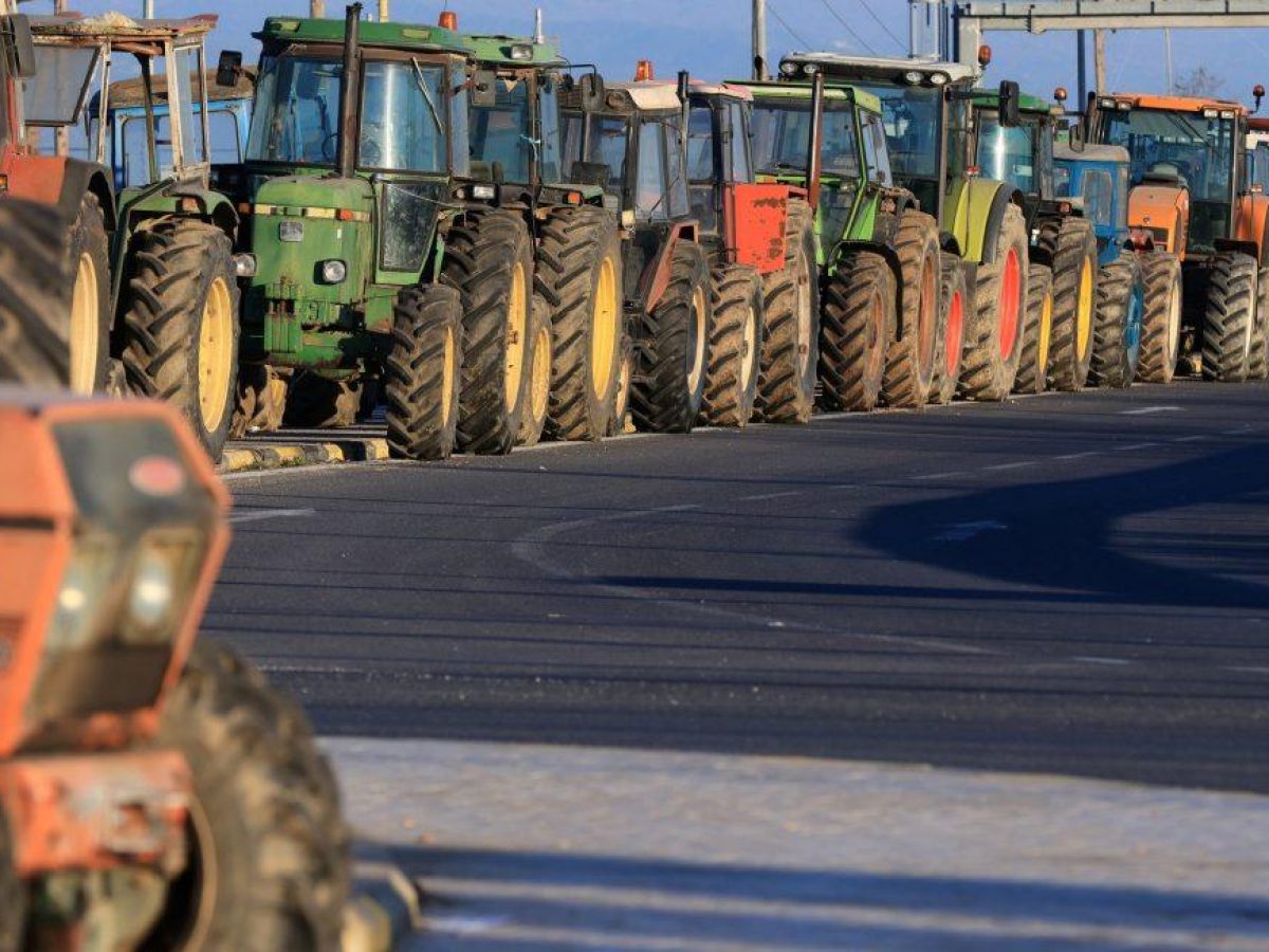 Αγρότες: Παραμένουν στα μπλόκα – Οργή και απογοήτευση για τα κυβερνητικά μέτρα