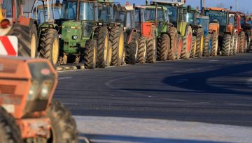 Αγρότες: Παραμένουν στα μπλόκα – Οργή και απογοήτευση για τα κυβερνητικά μέτρα