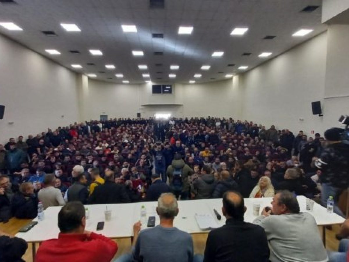 Αγρότες: Σε εξέλιξη η κρίσιμη συνέλευση στη Νίκαια – Ανοιχτό αν πρέπει να πάνε σε διάλογο