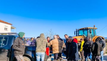 Αγρότες σε ρήξη «έσπασαν» το μπλόκο στα Πράσινα Φανάρια – Νέα κινητοποίηση με τρακτέρ στην Τρίγλια Χαλκιδικής