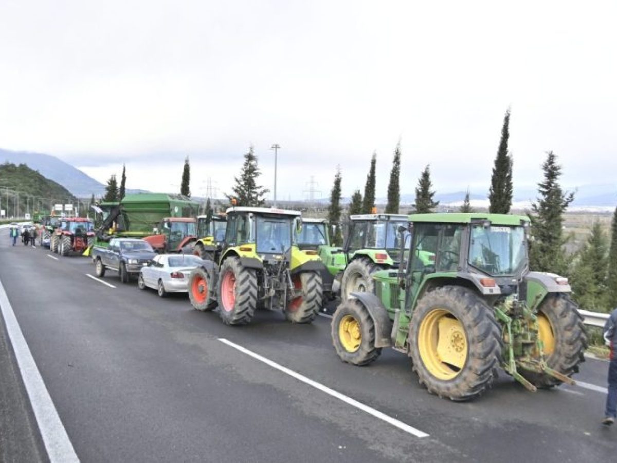 Αγρότες: Αποχωρούν τα τρακτέρ από την Εθνική Οδό Αθηνών- Λαμίας