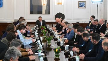 Ανακοινώσεις μέτρων για πετρέλαιο, ΕΛΓΑ, αφορολόγητο ρεύμα και προειδοποιήσεις σε “μία κομματική μειοψηφία που επιμένει σ