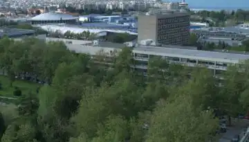 &Alpha;&Pi;&Theta;: &Pi;&rho;&alpha;&sigma;&iota;&nu;ί&zeta;&epsilon;&iota; &tau;&omicron; campus &mu;&epsilon; 500 &nu;έ&alpha; &delta;έ&nu;&tau;&rho;&alpha; &ndash; &Kappa;&epsilon;&rho;&alpha;&sigma;&iota;έ&sigmaf; &theta;&alpha; &alpha;&nu;&theta;ί&zeta;&omicron;&upsilon;&nu; &sigma;&tau;&omicron;&nu; &chi;ώ&rho;&omicron;