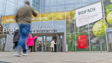 BIOFACH 2026: &Kappa;&alpha;&lambda;&lambda;&iota;&epsilon;&rho;&gamma;ώ&nu;&tau;&alpha;&sigmaf; &tau;&omicron; &alpha;ύ&rho;&iota;&omicron;  &mu;&epsilon; &nu;έ&epsilon;&sigmaf; &phi;&omega;&nu;έ&sigmaf; &kappa;&alpha;&iota; &iota;&sigma;&chi;&upsilon;&rho;ά  &omicron;&rho;ά&mu;&alpha;&tau;&alpha; &sigma;&tau;&omicron;&nu; &beta;&iota;&omicron;&lambda;&omicron;&gamma;&iota;&kappa;ό &tau;&omicron;&mu;έ&alpha;