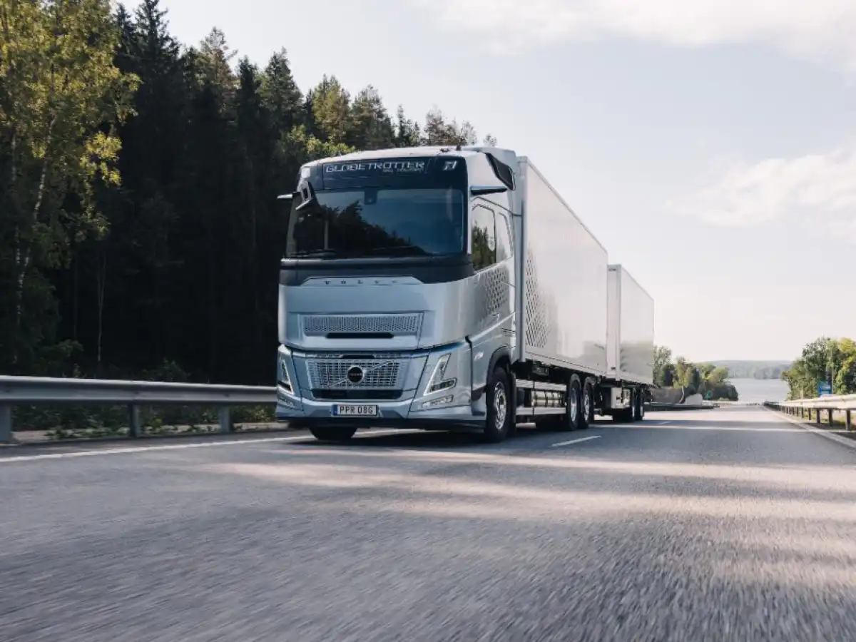 &Eta; Volvo Trucks &xi;&epsilon;&pi;&epsilon;&rho;&nu;ά &tau;&iota;&sigmaf; 10.000 &pi;&omega;&lambda;ή&sigma;&epsilon;&iota;&sigmaf; &phi;&omicron;&rho;&tau;&eta;&gamma;ώ&nu; &mu;&epsilon; &kappa;&iota;&nu;&eta;&tau;ή&rho;&alpha; &alpha;&epsilon;&rho;ί&omicron;&upsilon; &pi;&alpha;&gamma;&kappa;&omicron;&sigma;&mu;ί&omega;&sigmaf;
