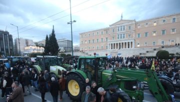 Οι αγρότες διανυκτέρευσαν στο Σύνταγμα με τα τρακτέρ τους: Αναχωρούν το μεσημέρι – «Θα συνεχίσουμε τον αγώνα»