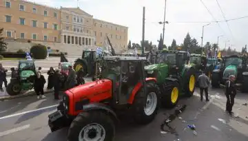 &Omicron;&iota; &alpha;&gamma;&rho;ό&tau;&epsilon;&sigmaf; &epsilon;&pi;&alpha;&nu;έ&rho;&chi;&omicron;&nu;&tau;&alpha;&iota; &ndash; &Tau;&rho;&alpha;&kappa;&tau;έ&rho; &sigma;&tau;&eta;&nu; &Alpha;&theta;ή&nu;&alpha;
