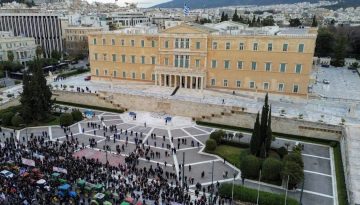 Οι αγρότες στην Αθήνα: Στην πλατεία Συντάγματος τα τρακτέρ – Συνθήματα και πανό μπροστά στη Βουλή