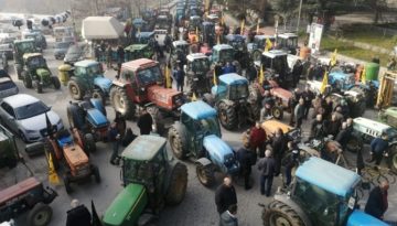Συλλαλητήριο με τρακτέρ στην Αγιά με αίτημα ένταξης μήλων, αχλαδιών και καστάνων σε πρόγραμμα ad hoc